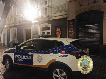 Un hombre se queda encerrado en un bar en Cádiz por quedarse dormido 