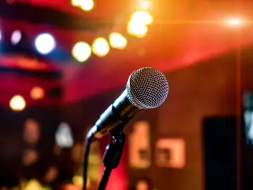 Muere aplastada por unas pantallas de karaoke mientras celebra su cumpleaños Muere aplastada por unas pantallas de karaoke mientras celebra su cumpleaños