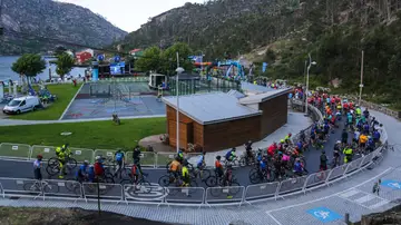 El 'Gran Fondo Ézaro' vuelve a celebrarse con éxito tras un parón obligado por el coronavirus El 'Gran Fondo Ézaro' vuelve a celebrarse con éxito tras un parón obligado por el coronavirus