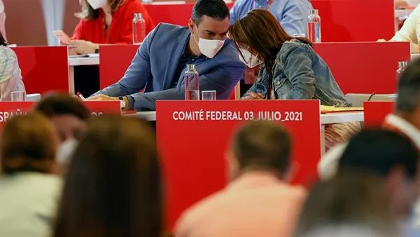 Adriana Lastra junto a Pedro Sánchez en el congreso Federal del PSOE Adriana Lastra junto a Pedro Sánchez en el congreso Federal del PSOE