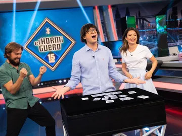 Adivinar la carta… ¿deletreando? Luis Piedrahita enamora con su magia a Anna Castillo y Carlos Cuevas Adivinar la carta… ¿deletreando? Luis Piedrahita enamora con su magia a Anna Castillo y Carlos Cuevas