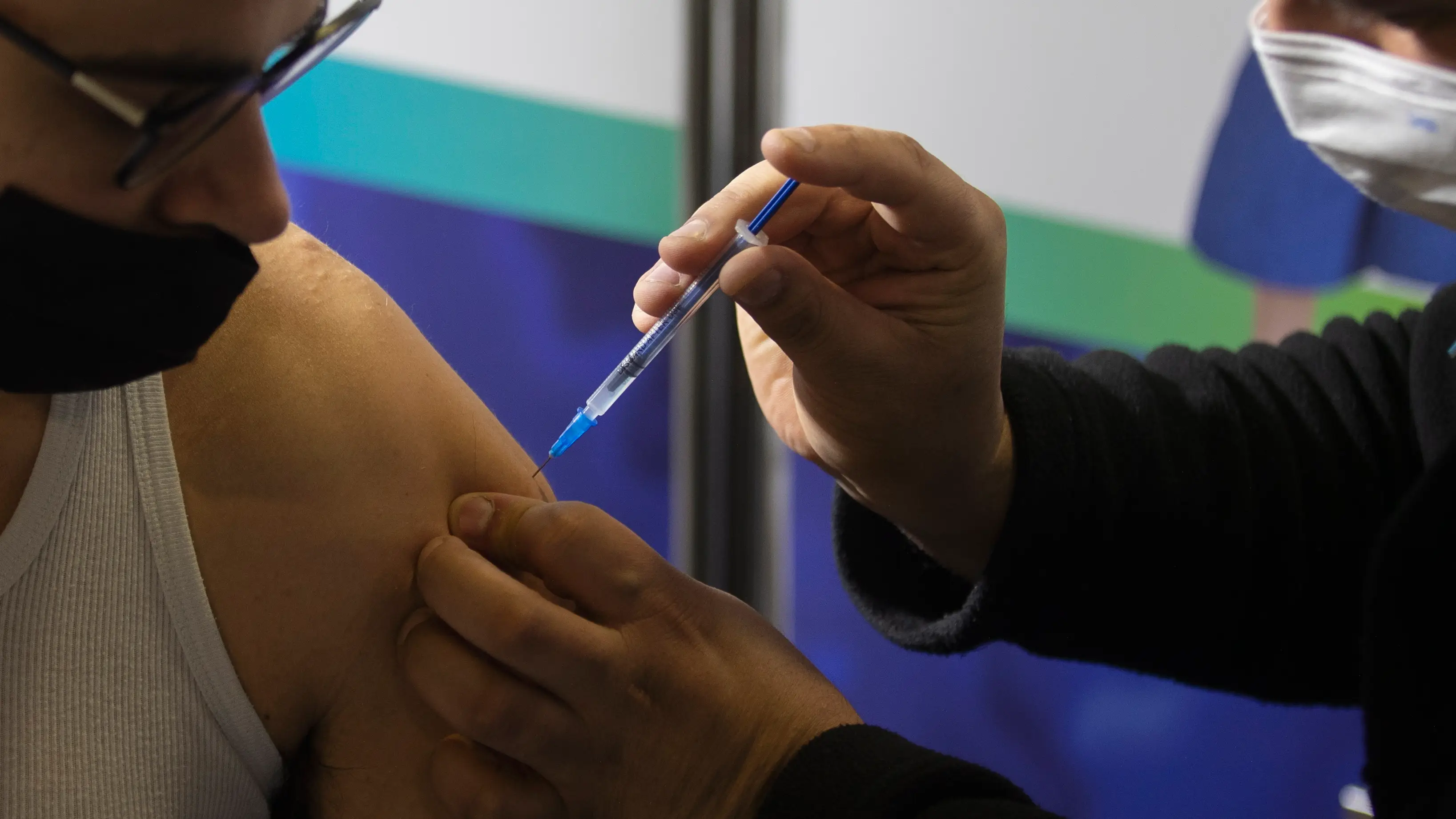 Un hombre recibe una dosis de la vacuna contra el coronavirus Un hombre recibe una dosis de la vacuna contra el coronavirus