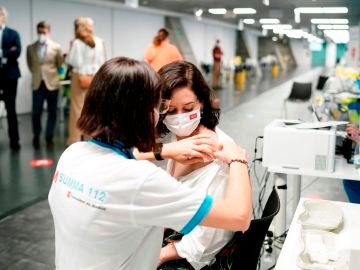 Isabel Díaz Ayuso, vacunada contra el coronavirus en el WiZink Center.