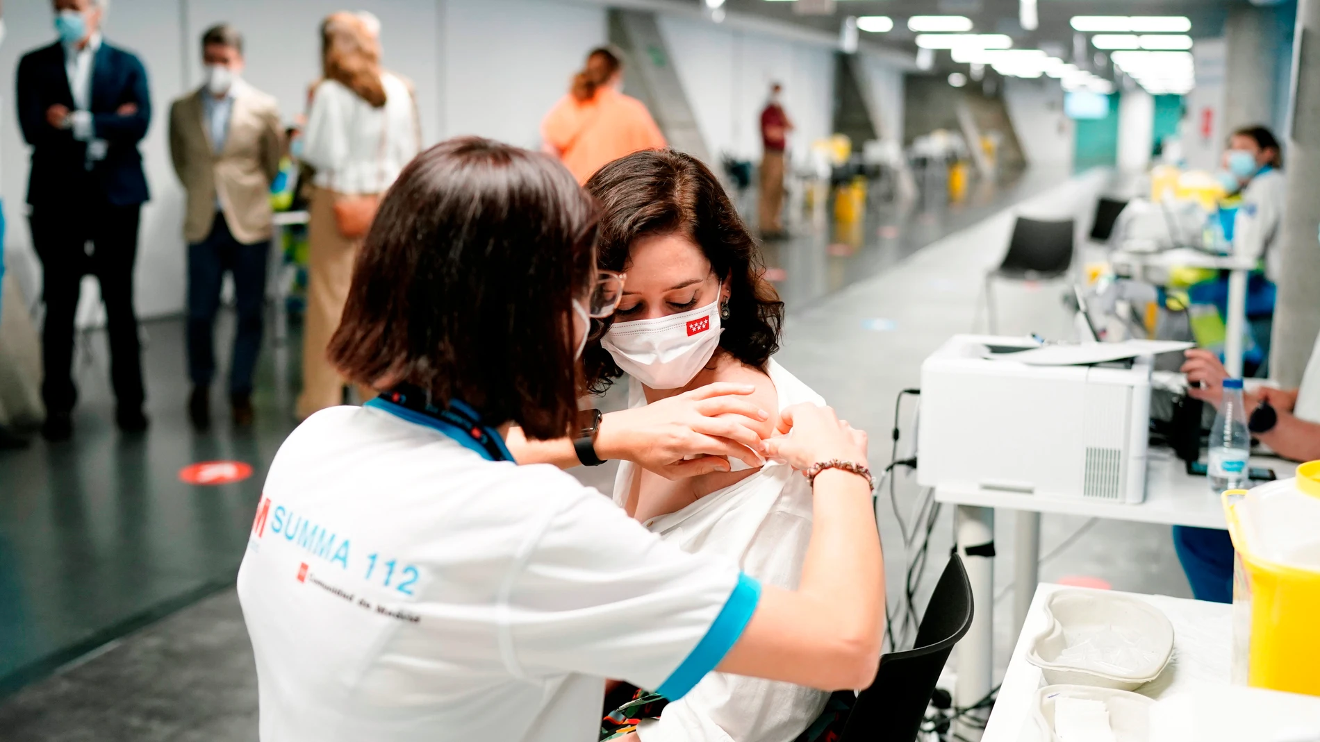 Isabel Díaz Ayuso, vacunada contra el coronavirus en el WiZink Center.