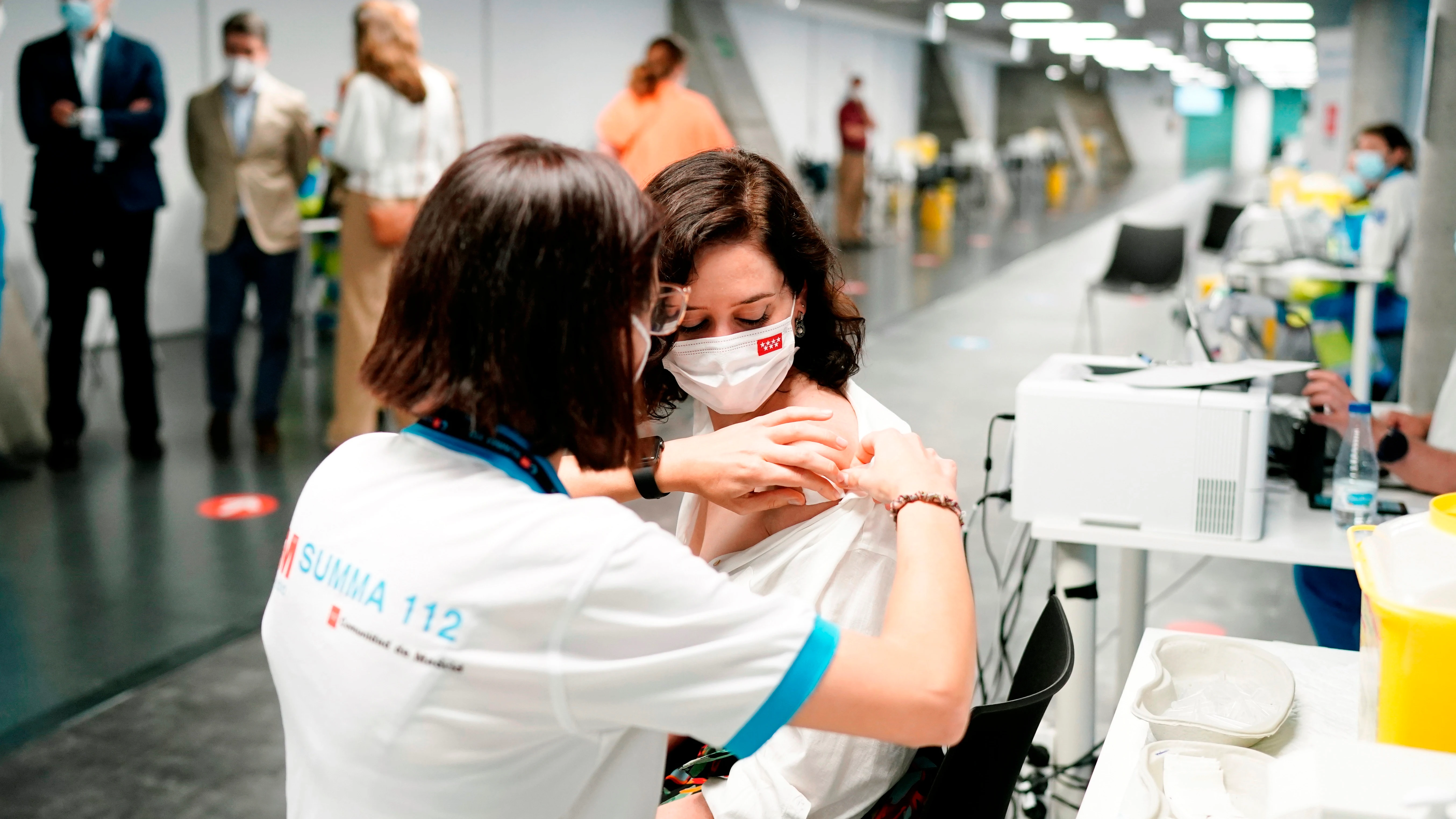 Isabel D&iacute;az Ayuso, vacunada contra el coronavirus en el WiZink Center.