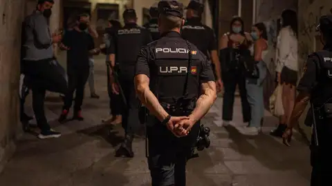 La Policía Nacional controla las calles para impedir los botellones y asegurar el cumplimiento de las medidas covid. La Policía Nacional controla las calles para impedir los botellones y asegurar el cumplimiento de las medidas covid.