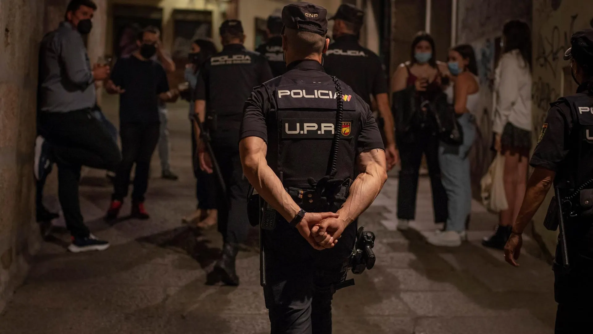 La Policía Nacional controla las calles para impedir los botellones y asegurar el cumplimiento de las medidas covid. La Policía Nacional controla las calles para impedir los botellones y asegurar el cumplimiento de las medidas covid.