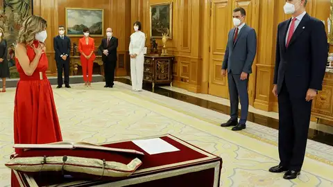 Yolanda Díaz no descarta en absoluto cambios en la parte de Podemos en el Gobierno La nueva vicepresidenta segunda del Gobierno y ministra de Trabajo, Yolanda Díaz, promete su cargo ante el Rey Felipe V