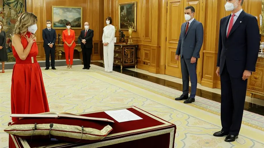 Yolanda Díaz no descarta en absoluto cambios en la parte de Podemos en el Gobierno La nueva vicepresidenta segunda del Gobierno y ministra de Trabajo, Yolanda Díaz, promete su cargo ante el Rey Felipe V