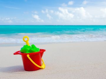 Cubos, palas y más juguetes de playa para que los niños disfruten este verano