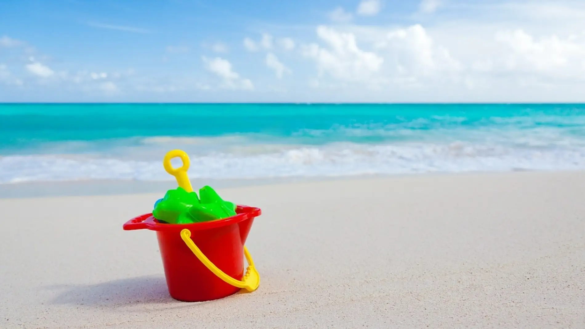 Cubos, palas y más juguetes de playa para que niños disfruten verano