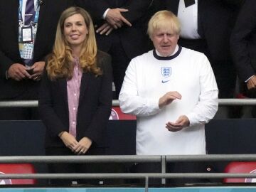 El primer ministro británico, Boris Johnson, junto a su mujer, Carrie Johnson