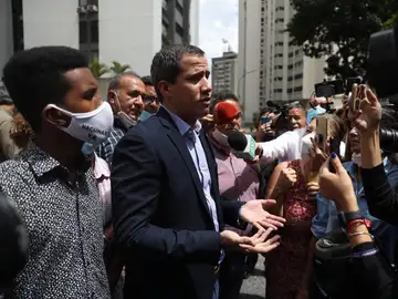 Guaidó denuncia que la policía de Maduro entró en su casa "con armas largas" y han intentado detenerle Guaidó denuncia que la policía de Maduro entró en su casa "con armas largas" y han intentado detenerle