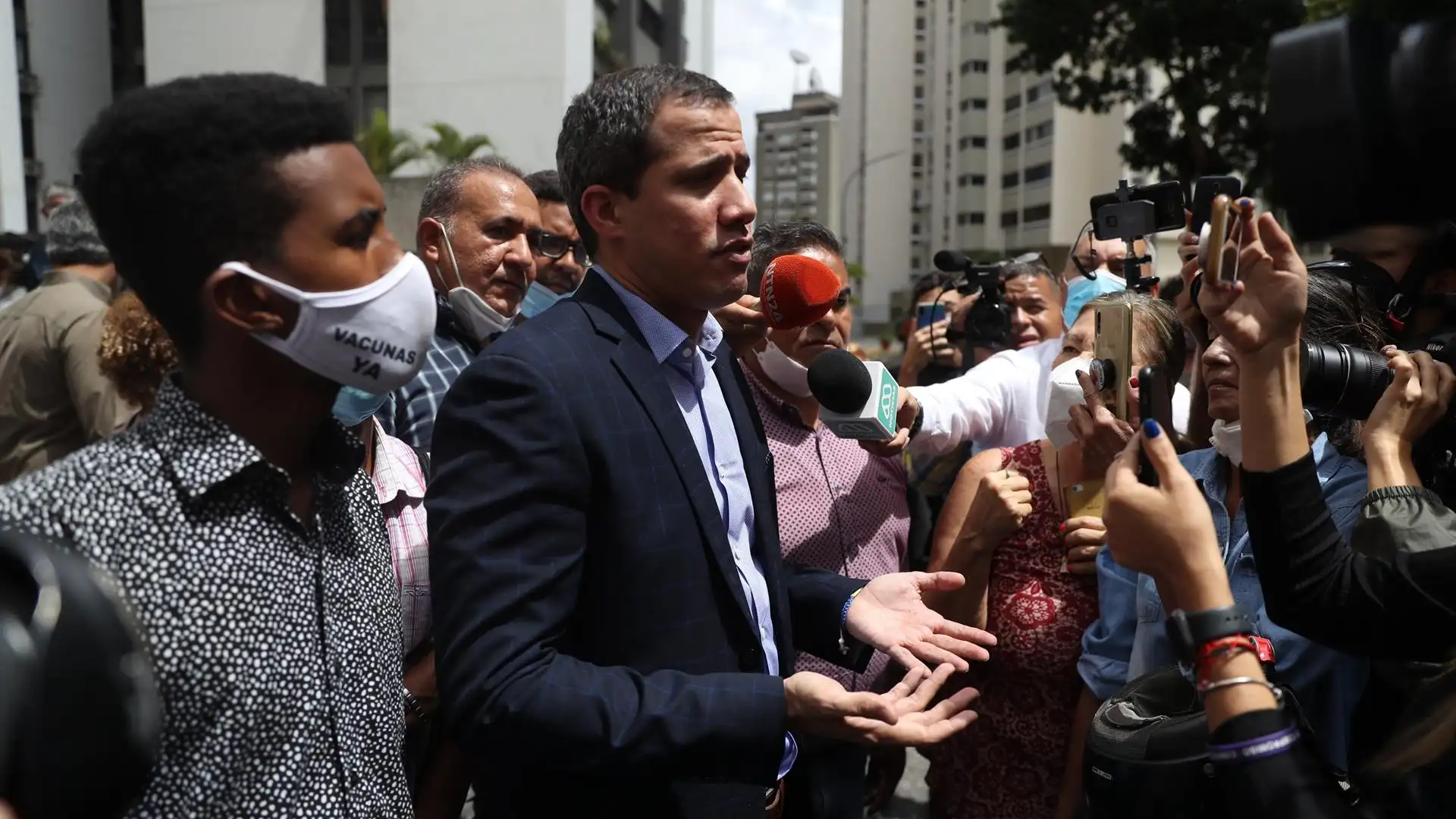 Guaid&oacute; denuncia que la polic&iacute;a de Maduro entr&oacute; en su casa "con armas largas" y han intentado detenerle