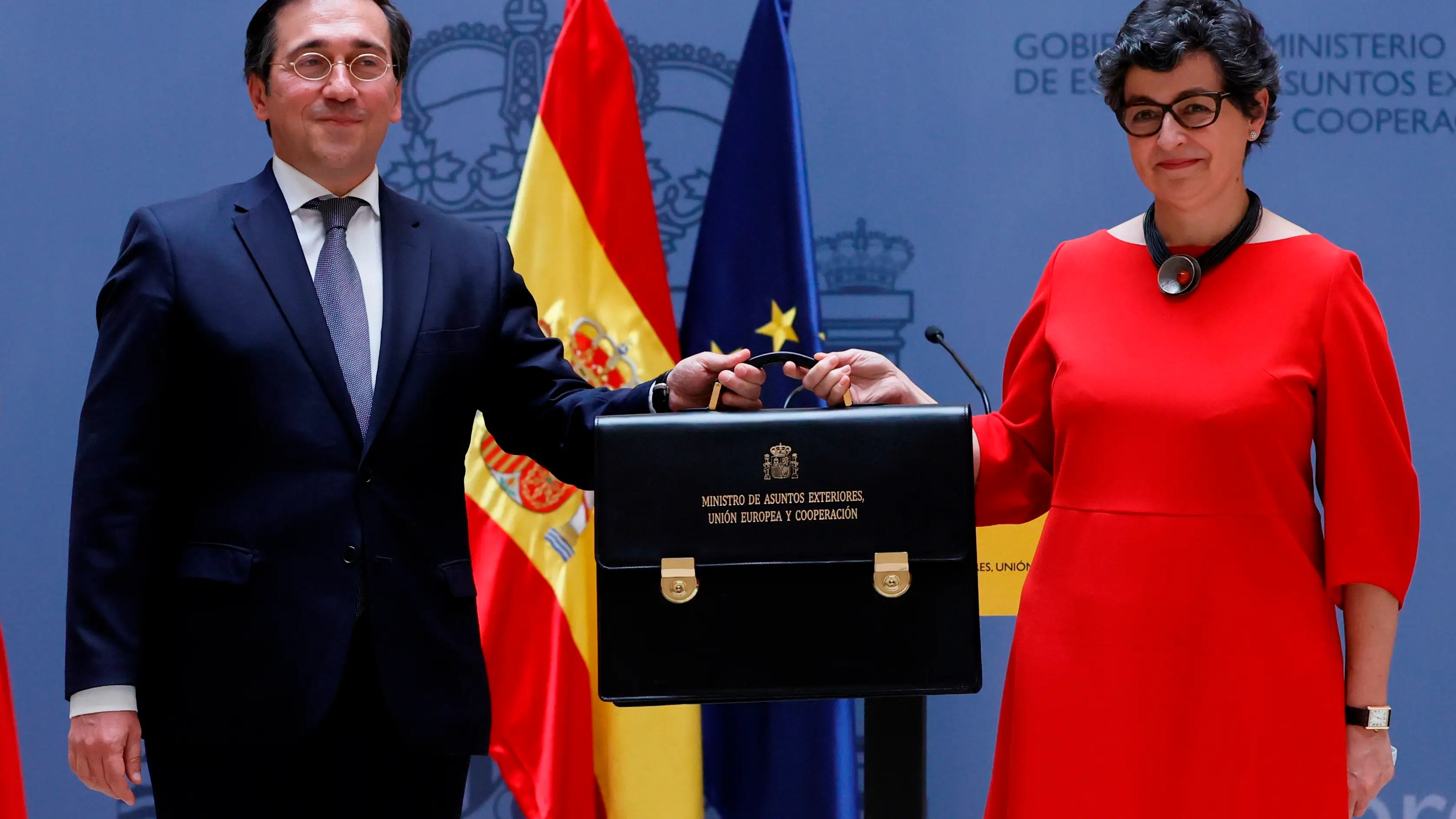 Jos&eacute; Manuel Albares y Arancha Gonz&aacute;lez Laya en el traspaso de carteras