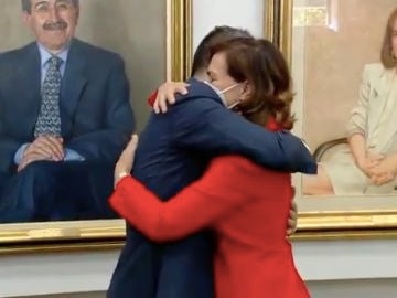 Abrazo Carmen Calvo y Félix Bolaños