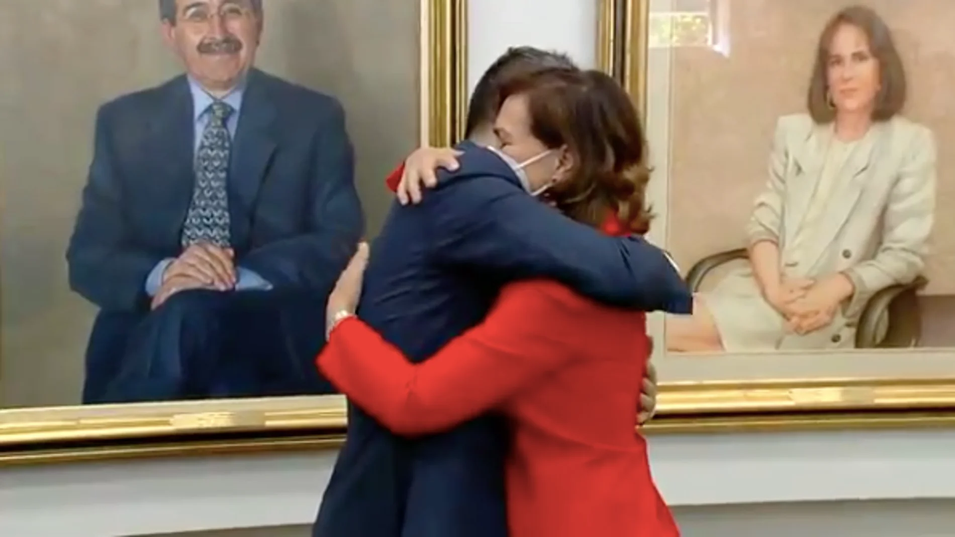 Abrazo Carmen Calvo y Félix Bolaños