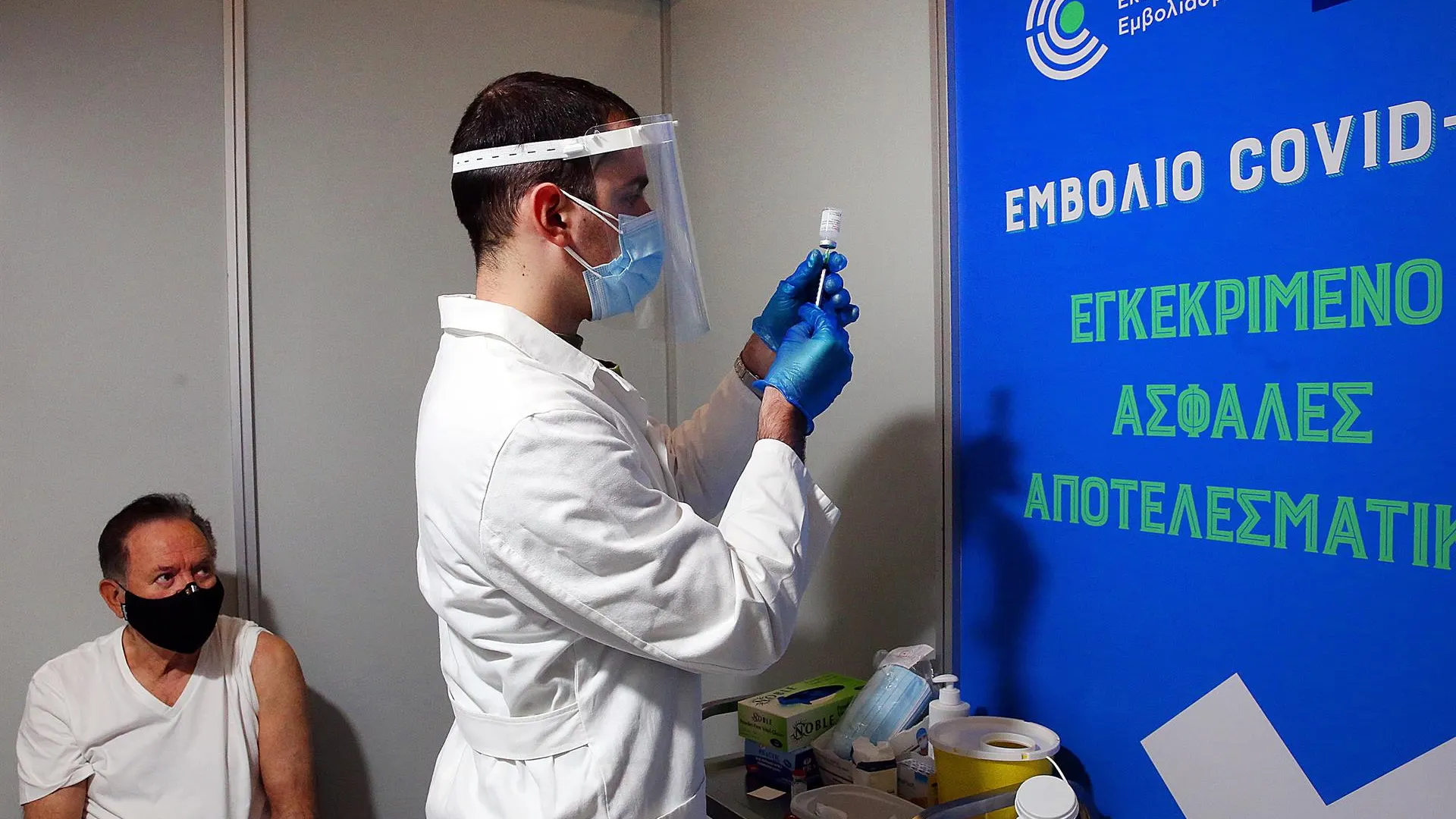 Grecia obliga a vacunarse al personal sanitario