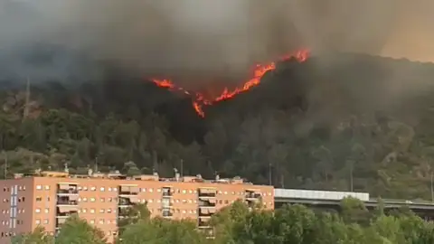 Un espectacular incendio en Castellví de Rosanes obliga a confinar varios barrios de la zona Un espectacular incendio en Castellví de Rosanes obliga a confinar varios barrios de la zona