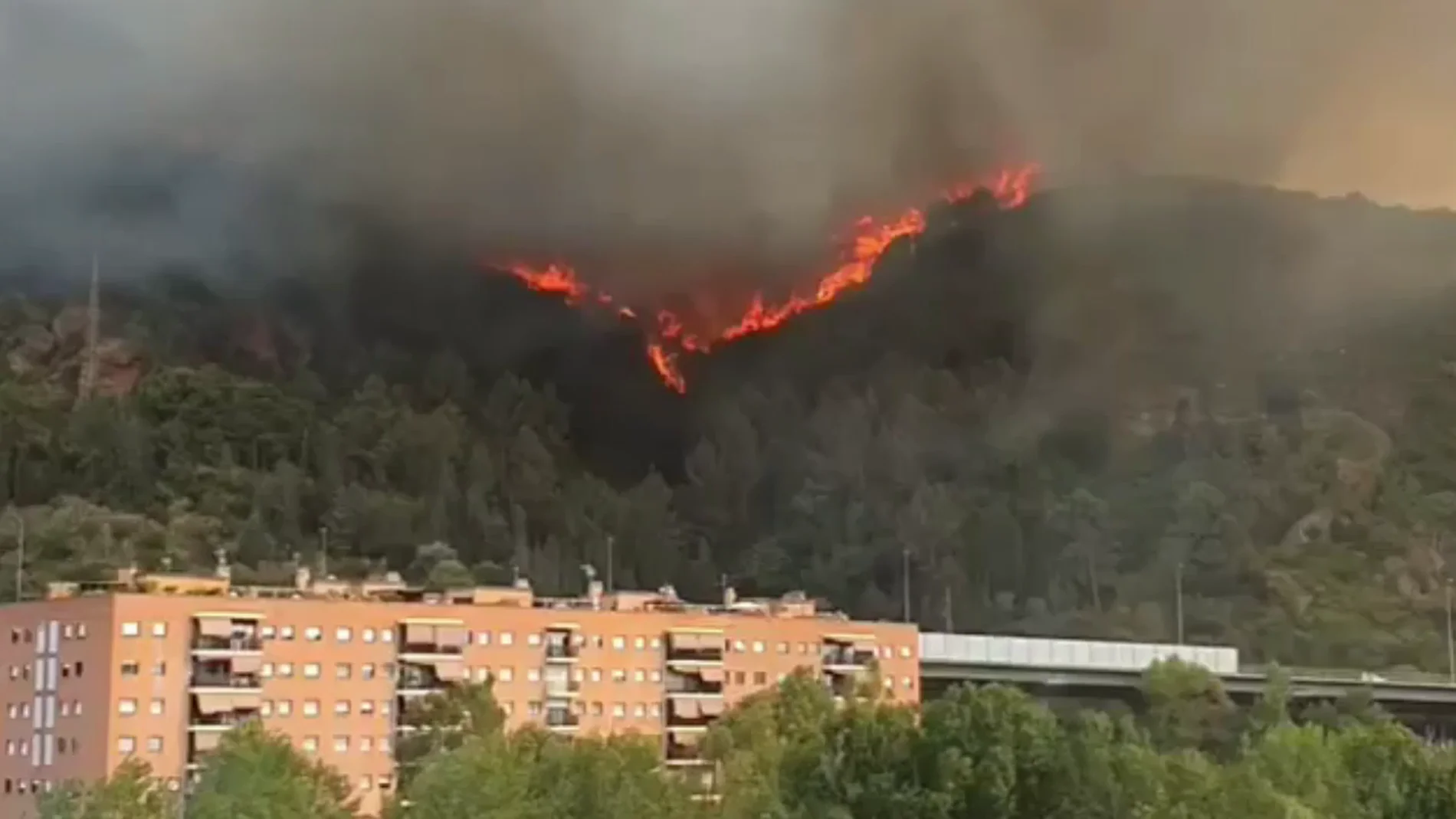 Un espectacular incendio en Castellví de Rosanes obliga a confinar varios barrios de la zona