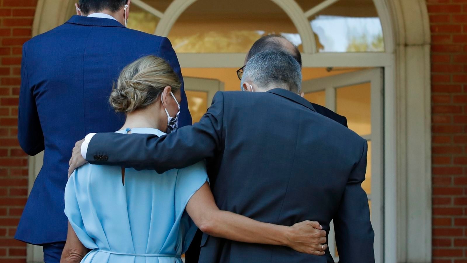 De la seriedad de Yolanda Díaz al 'bailecito' de Teresa Ribera, así son los detalles de la primera foto de familia