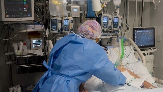 Un miembro del personal sanitario del Area de Vigil&aacute;ncia Intensiva y de la Sala de hospitalizaci&oacute;n del Servicio de Enfermedades Infecciosas del Hospital Cl&iacute;nic de Barcelona en donde est&aacute;n ingresados los pacientes con COVID-19, se ocupa de un enfermo ingresado en plena 5a ola de la Pandemia