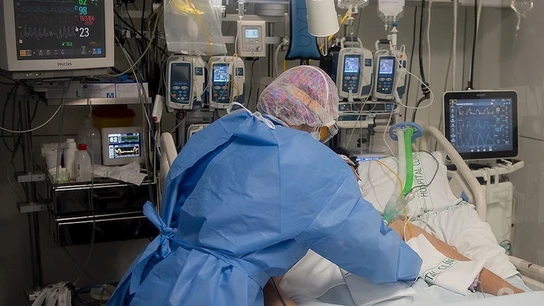 Un miembro del personal sanitario del Area de Vigiláncia Intensiva y de la Sala de hospitalización del Servicio de Enfermedades Infecciosas del Hospital Clínic de Barcelona en donde están ingresados los pacientes con COVID-19, se ocupa de un enfermo ingresado en plena 5a ola de la Pandemia Un miembro del personal sanitario del Area de Vigiláncia Intensiva y de la Sala de hospitalización del Servicio de Enfermedades Infecciosas del Hospital Clínic de Barcelona en donde están ingresados los pacientes con COVID-19, se ocupa de un enfermo ingresado en plena 5a ola de la Pandemia