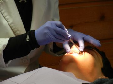 Los dentistas advierten del riesgo que supone recurrir a blanqueamientos dentales sin control facultativo