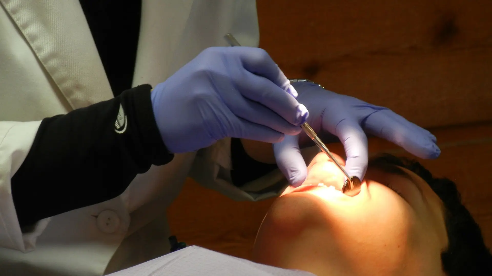 Los dentistas advierten del riesgo que supone recurrir a blanqueamientos dentales sin control facultativo