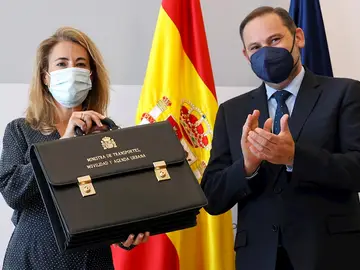 La nueva ministra de Transporte, Movilidad y Agenda Urbana, Raquel Sánchez (i), asume el cargo y recibe la cartera de manos de su antecesor, José Luis Ábalos (d), con muchos retos pendiente, entre los que destaca la regulación de los alquileres, la financiación de las autovías y la Ley de Movilidad Sostenible, entre otros La nueva ministra de Transporte, Movilidad y Agenda Urbana, Raquel Sánchez (i), asume el cargo y recibe la cartera de manos de su antecesor, José Luis Ábalos (d), con muchos retos pendiente, entre los que destaca la regulación de los alquileres, la financiación de las autovías y la Ley de Movilidad Sostenible, entre otros