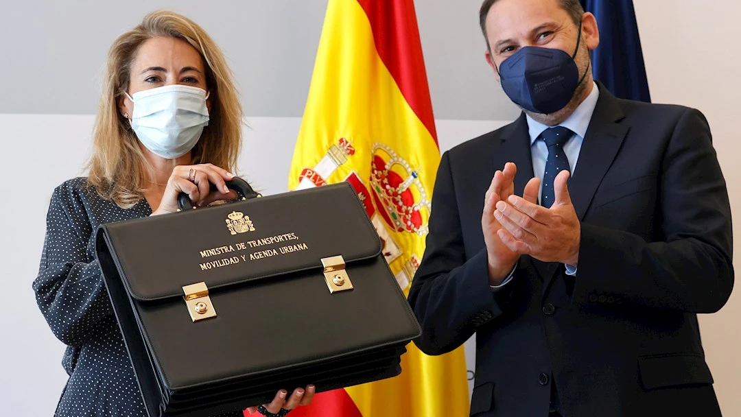 La nueva ministra de Transporte, Movilidad y Agenda Urbana, Raquel S&aacute;nchez (i), asume el cargo y recibe la cartera de manos de su antecesor, Jos&eacute; Luis &Aacute;balos (d), con muchos retos pendiente, entre los que destaca la regulaci&oacute;n de los alquileres, la financiaci&oacute;n de las autov&iacute;as y la Ley de Movilidad Sostenible, entre otros