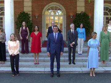 La foto de familia del nuevo Gobierno tras la remodelación, en vídeo