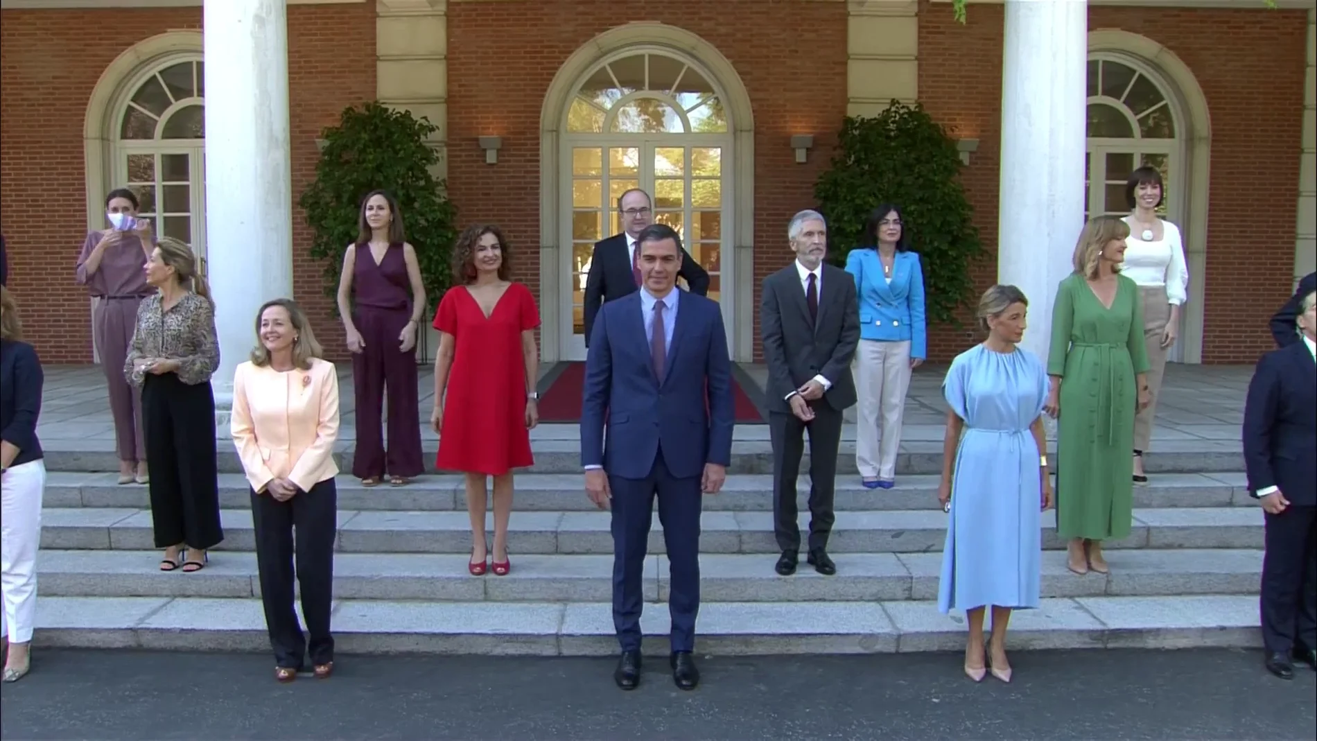 La foto de familia del nuevo Gobierno tras la remodelación, en vídeo