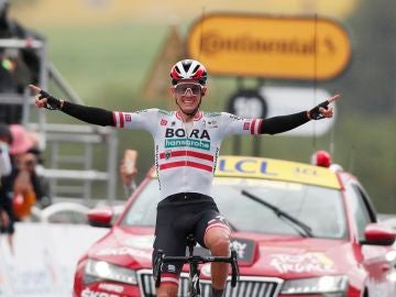 Patrick Konrad celebra su victoria en la etapa 16 del Tour de Francia