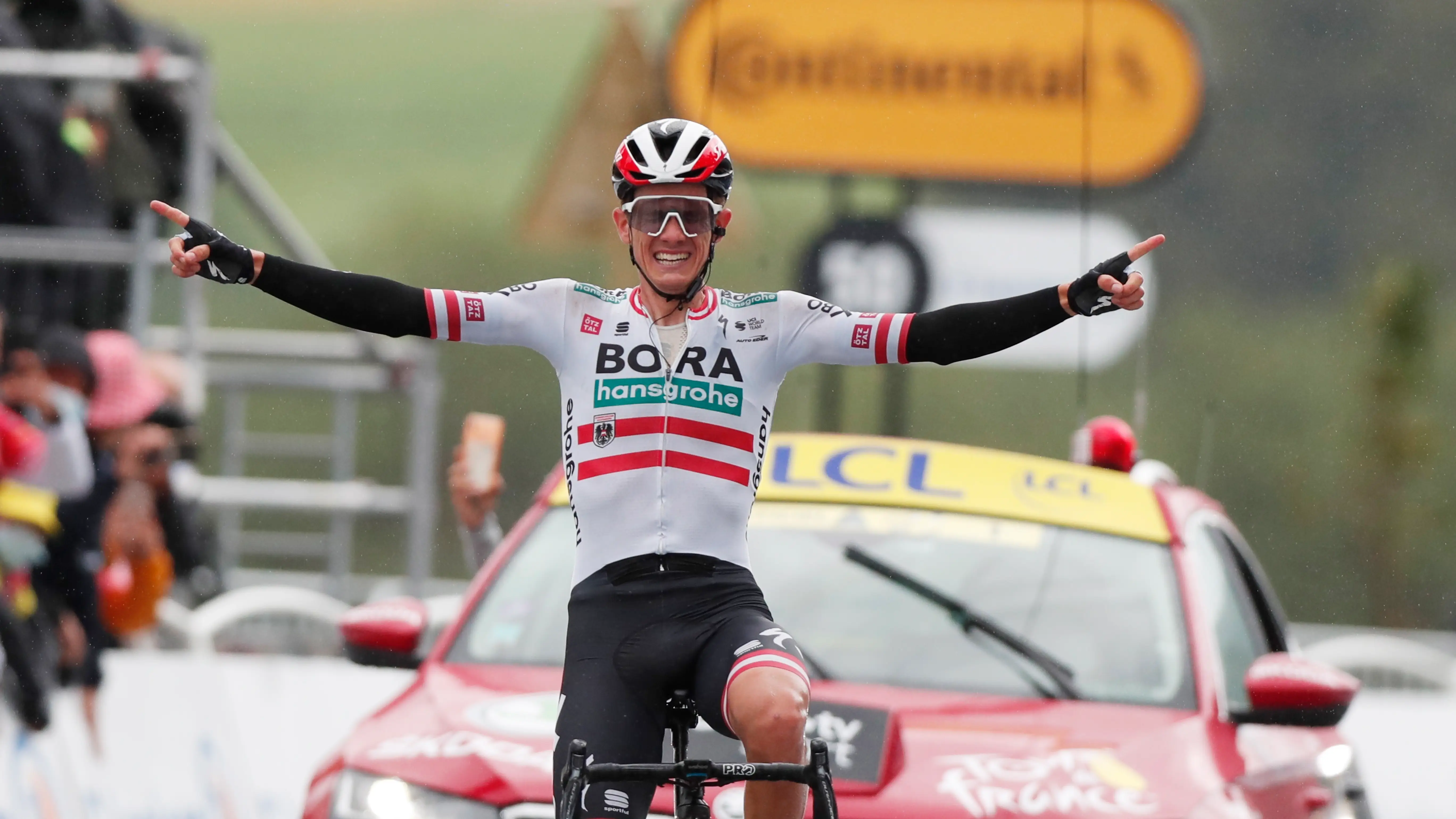 Patrick Konrad celebra su victoria en la etapa 16 del Tour de Francia Patrick Konrad celebra su victoria en la etapa 16 del Tour de Francia