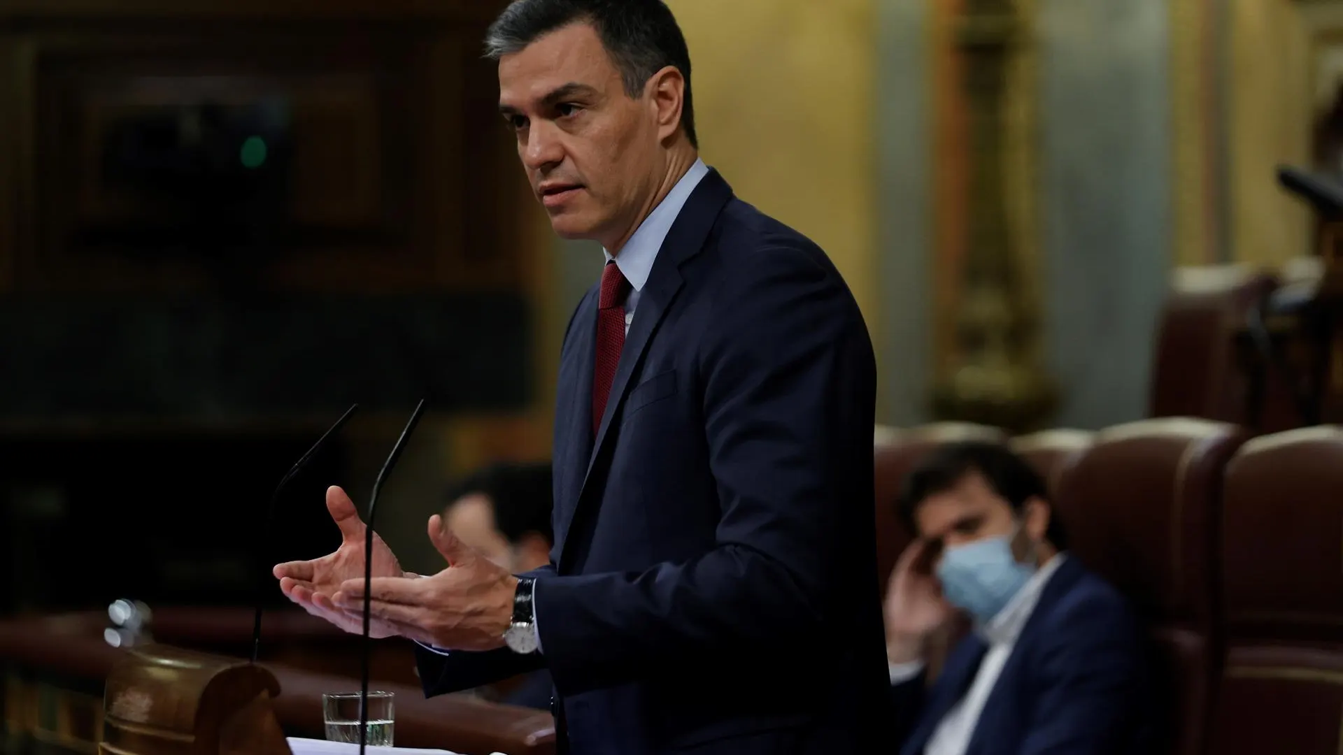 Pedro S&aacute;nchez enmienda a su portavoz: "Es evidente que Cuba no es una democracia"