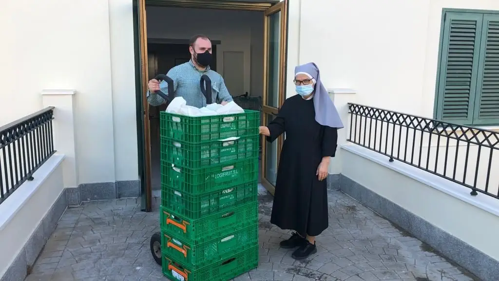 Mercadona dona alimentos a Las Hermanitas de los Pobres de Sevilla a diario para los ancianos residentes Mercadona dona alimentos a Las Hermanitas de los Pobres de Sevilla a diario para los ancianos residentes