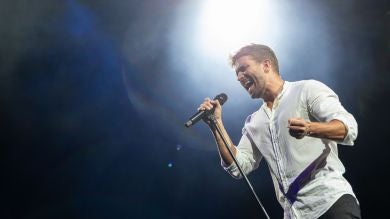 Pablo Alborán entrega su voz y su corazón ‘descalzo’ en su mágica cita con Starlite Catalana Occidente