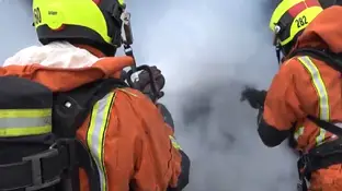 Bomberos apagan un incendio en Valencia Bomberos apagan un incendio en Valencia
