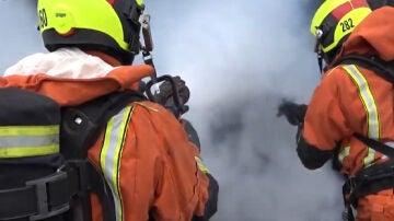 Bomberos apagan un incendio en Valencia