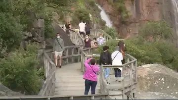 Turistas en Ézaro (A Coruña), un destino sin coronavirus elegido por muchos para sus vacaciones. Turistas en Ézaro (A Coruña), un destino sin coronavirus elegido por muchos para sus vacaciones.