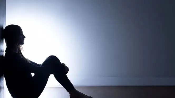 Joven en soledad