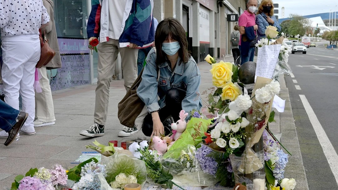 Una mujer deposita el pasado martes flores en el lugar donde asesinaron a Samuel Luiz, el joven de 24 a&ntilde;os que perdi&oacute; la vida en la madrugada del s&aacute;bado tras recibir una paliza