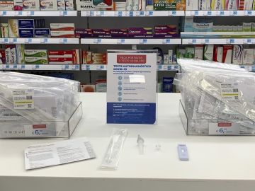 Kits de auto test nasal de antígenos del fabricante SD Biosensor en una farmacia en Lisboa