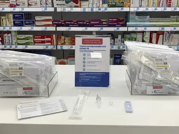Kits de auto test nasal de antígenos del fabricante SD Biosensor en una farmacia en Lisboa Kits de auto test nasal de antígenos del fabricante SD Biosensor en una farmacia en Lisboa