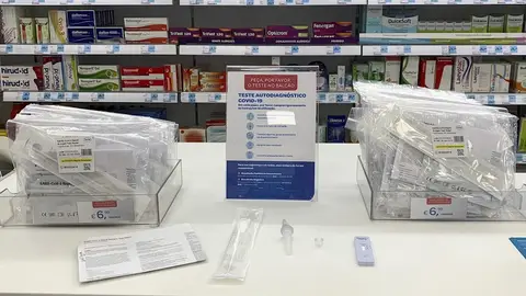 Kits de auto test nasal de antígenos del fabricante SD Biosensor en una farmacia en Lisboa Kits de auto test nasal de antígenos del fabricante SD Biosensor en una farmacia en Lisboa