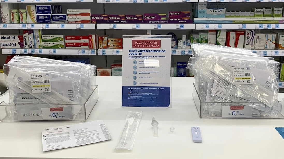 Kits de auto test nasal de antígenos del fabricante SD Biosensor en una farmacia en Lisboa Kits de auto test nasal de antígenos del fabricante SD Biosensor en una farmacia en Lisboa