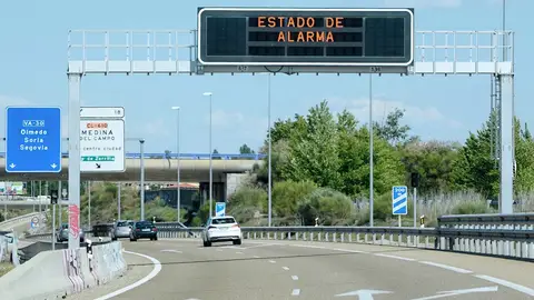 Vista de un cartel informativo en una carretera que recordaba la situación de estado de alarma en España Vista de un cartel informativo en una carretera que recordaba la situación de estado de alarma en España