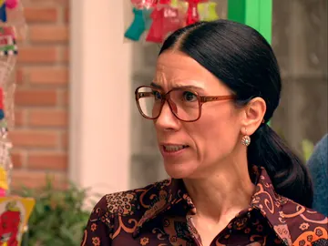 Manolita descubre la traición de Ángela y se encara con ella en plena plaza de los Frutos Manolita descubre la traición de Ángela y se encara con ella en plena plaza de los Frutos