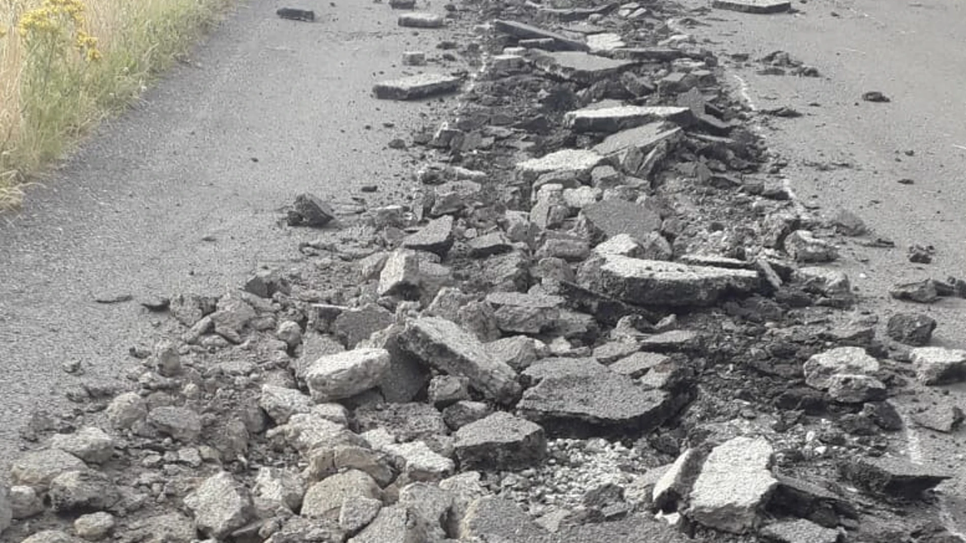 Destrozan el asfalto de una carretera provincial en Portomarín
